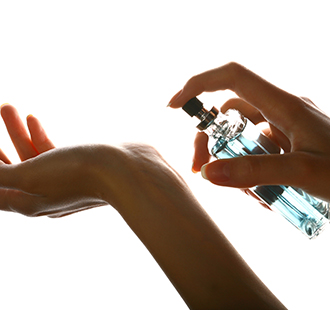 Tipe-Tipe Cewek Dilihat dari Berapa Kali Dia Nyemprotin Parfum. Kamu yang Mana?